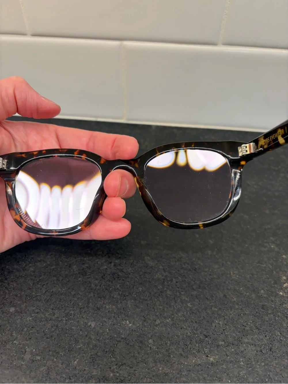 FREYRS Jasper Tortoise Round Sunglasses with Navy Case